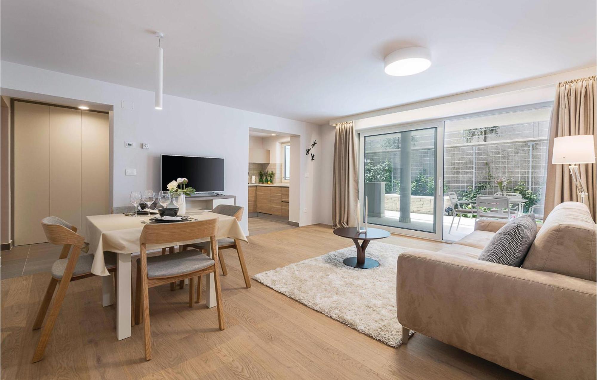 Nice Apartment In Plomin With Jacuzzi Luaran gambar