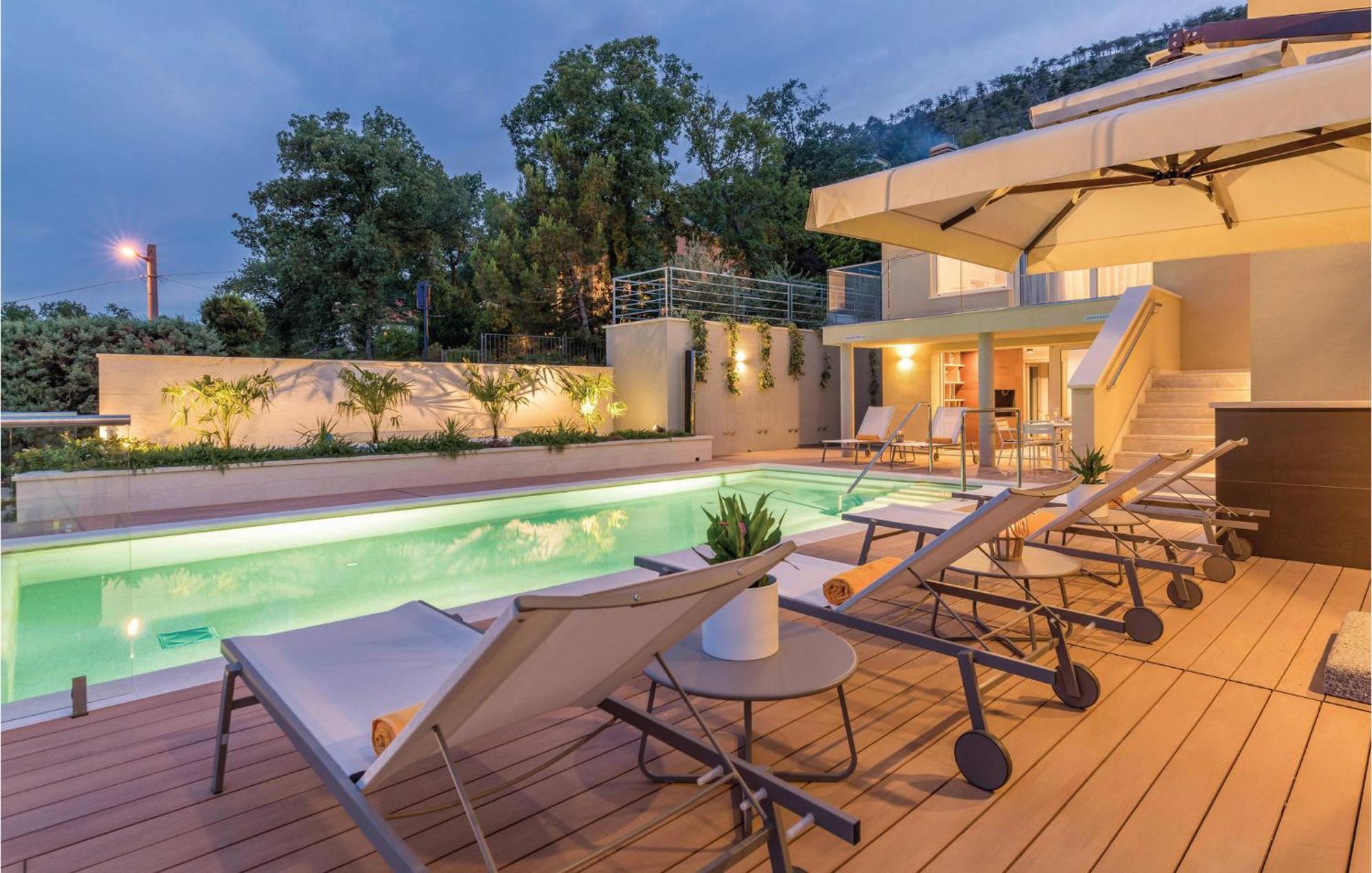 Nice Apartment In Plomin With Jacuzzi Luaran gambar