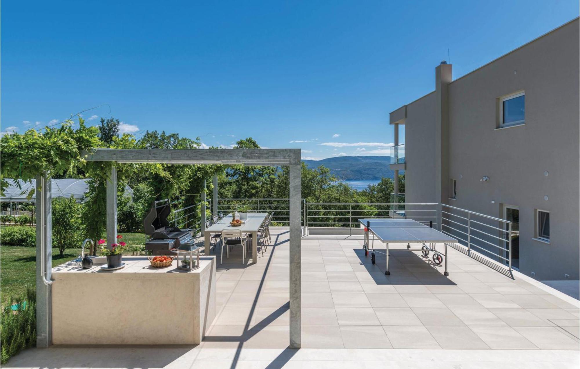 Nice Apartment In Plomin With Jacuzzi Luaran gambar