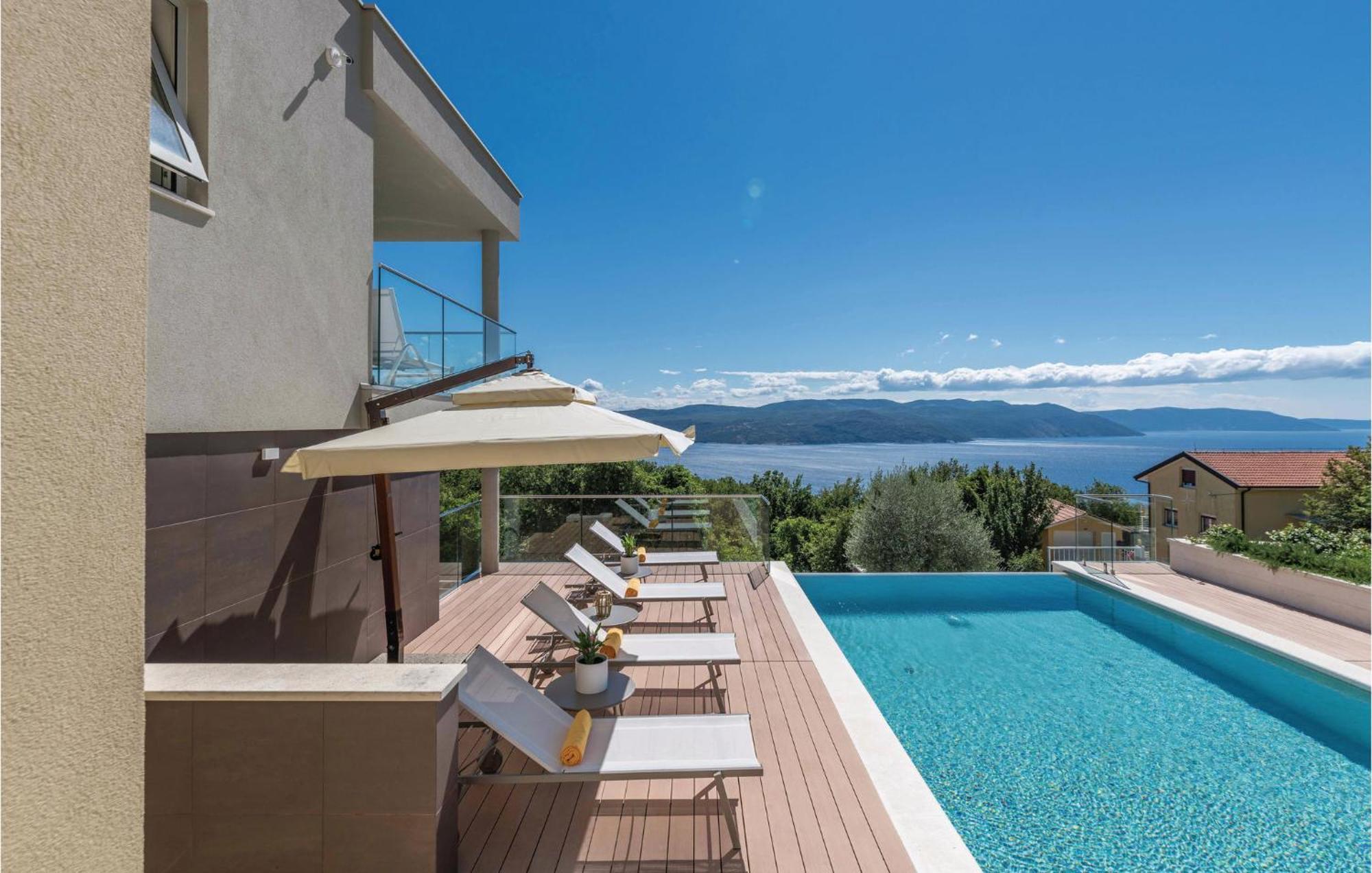 Nice Apartment In Plomin With Jacuzzi Luaran gambar