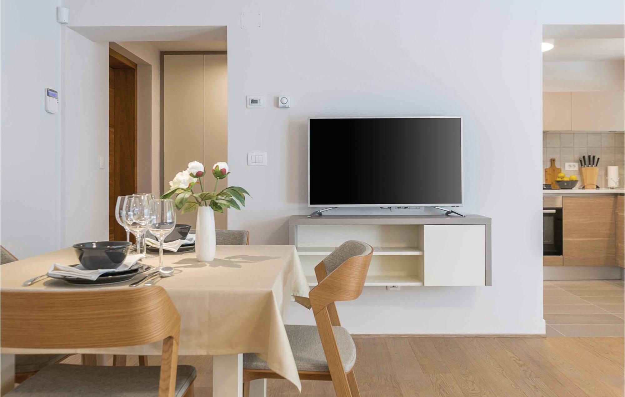 Nice Apartment In Plomin With Jacuzzi Luaran gambar
