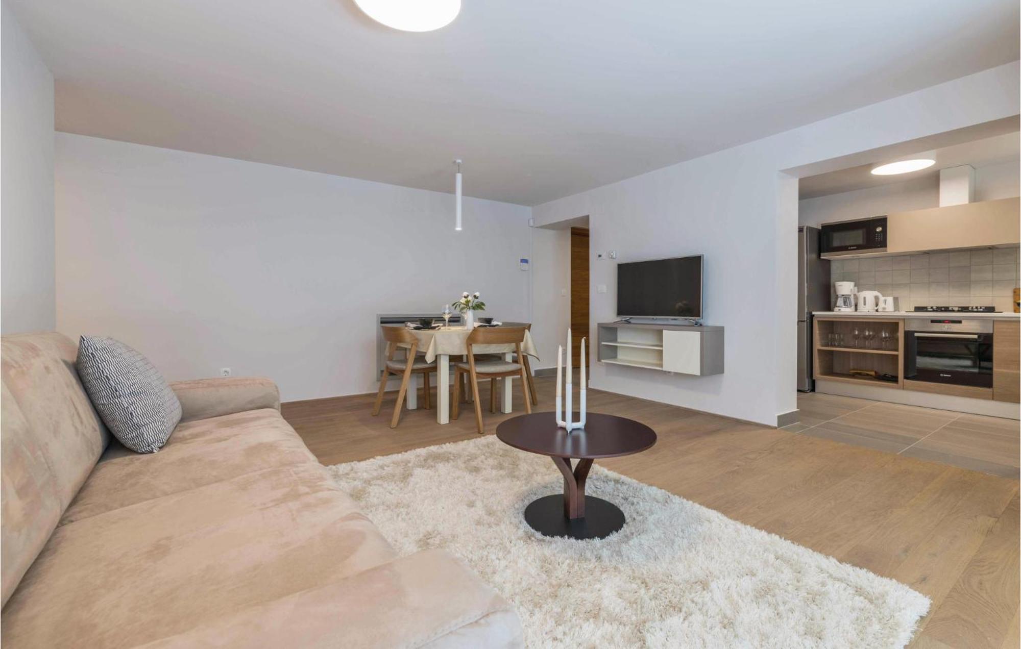 Nice Apartment In Plomin With Jacuzzi Luaran gambar