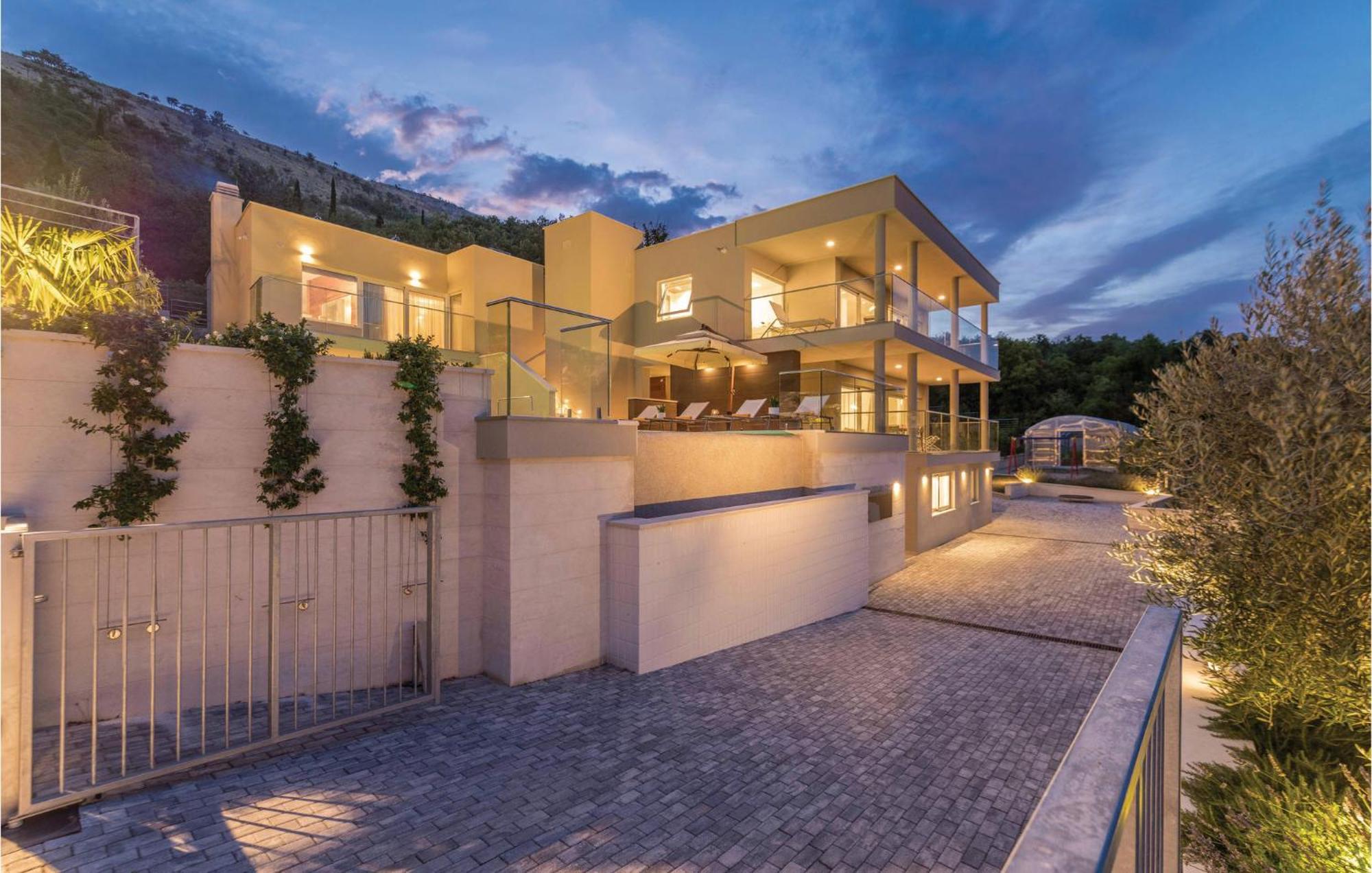 Nice Apartment In Plomin With Jacuzzi Luaran gambar