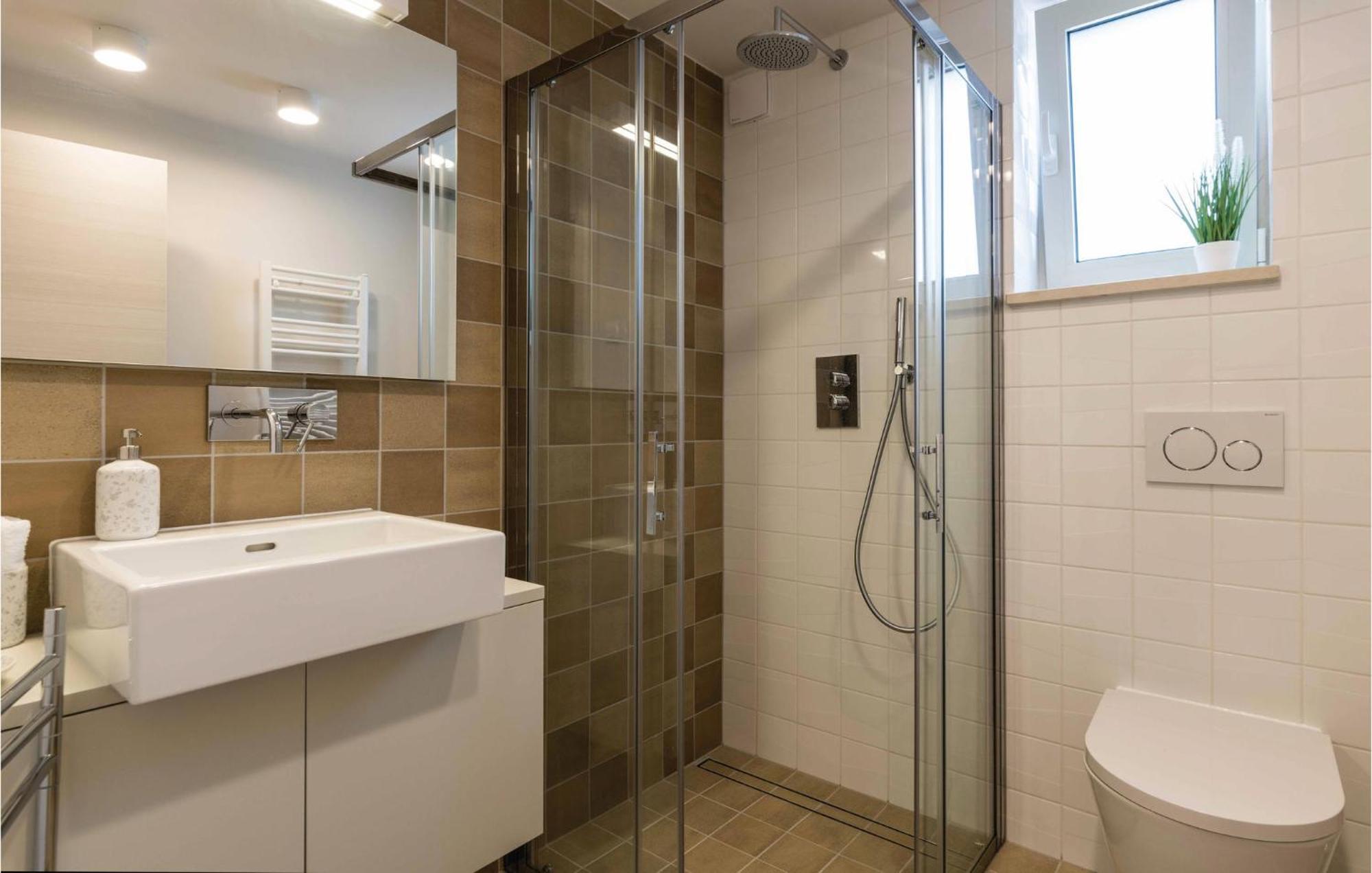 Nice Apartment In Plomin With Jacuzzi Luaran gambar