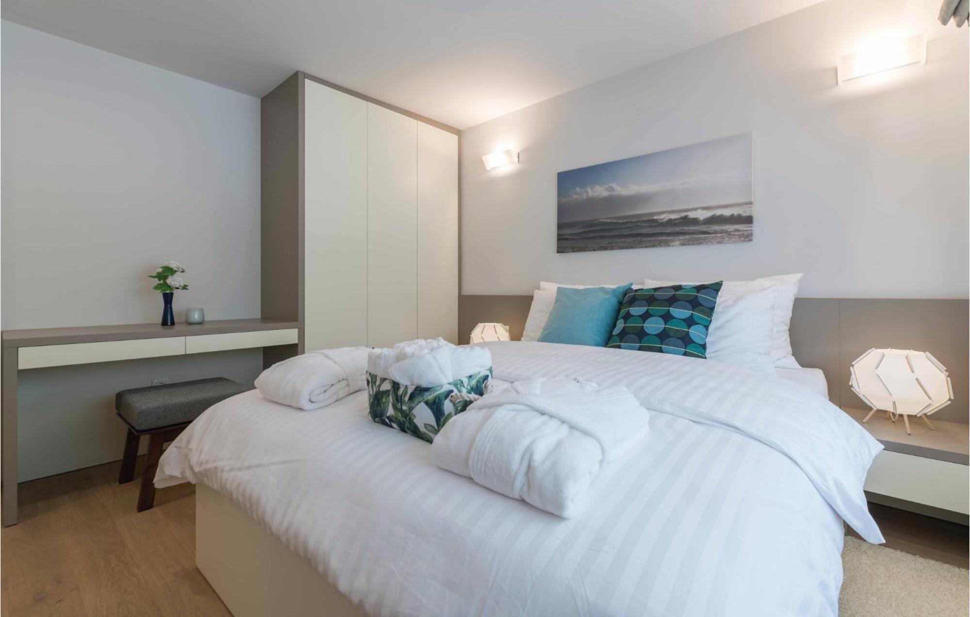 Nice Apartment In Plomin With Jacuzzi Luaran gambar