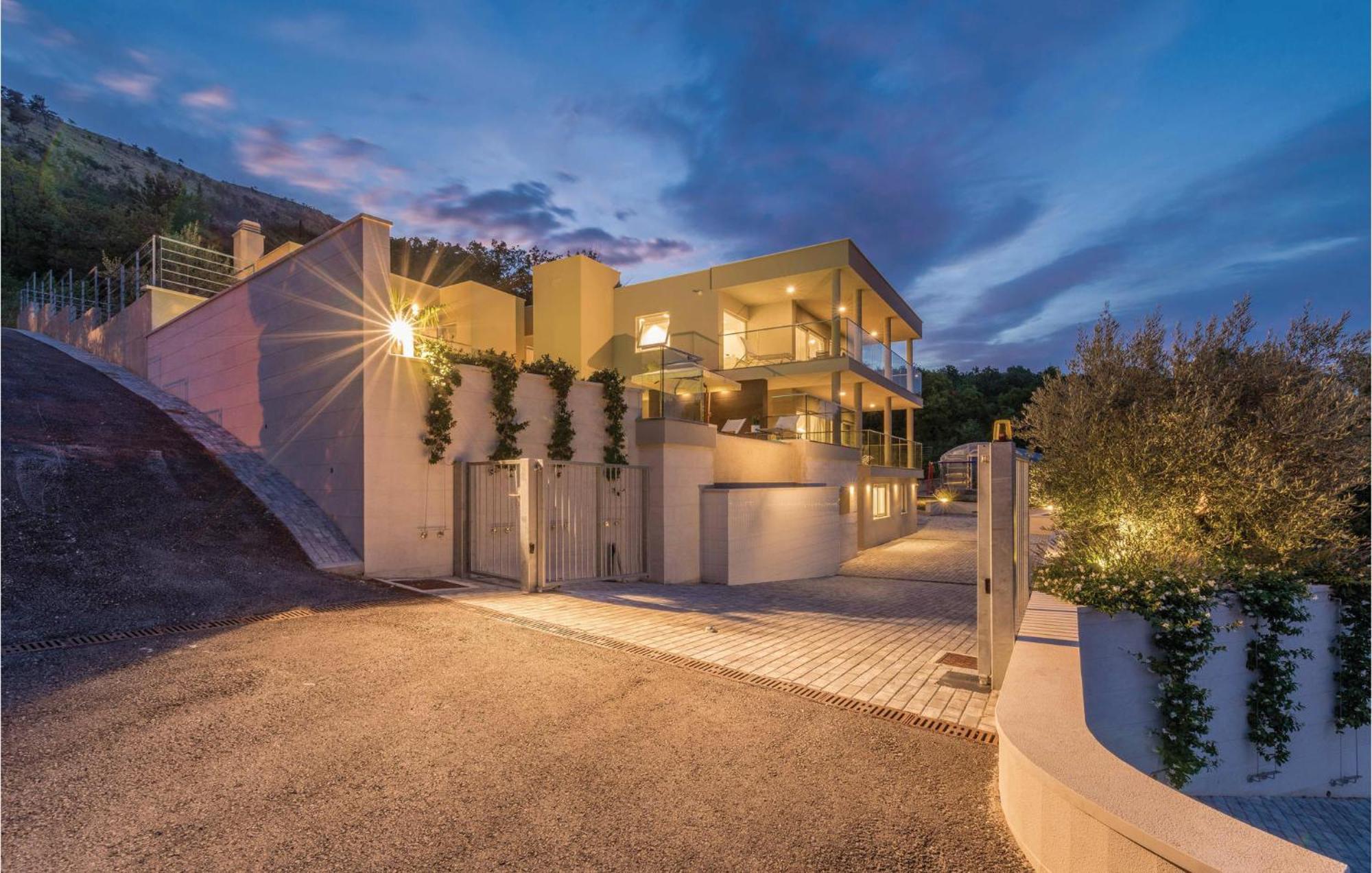 Nice Apartment In Plomin With Jacuzzi Luaran gambar