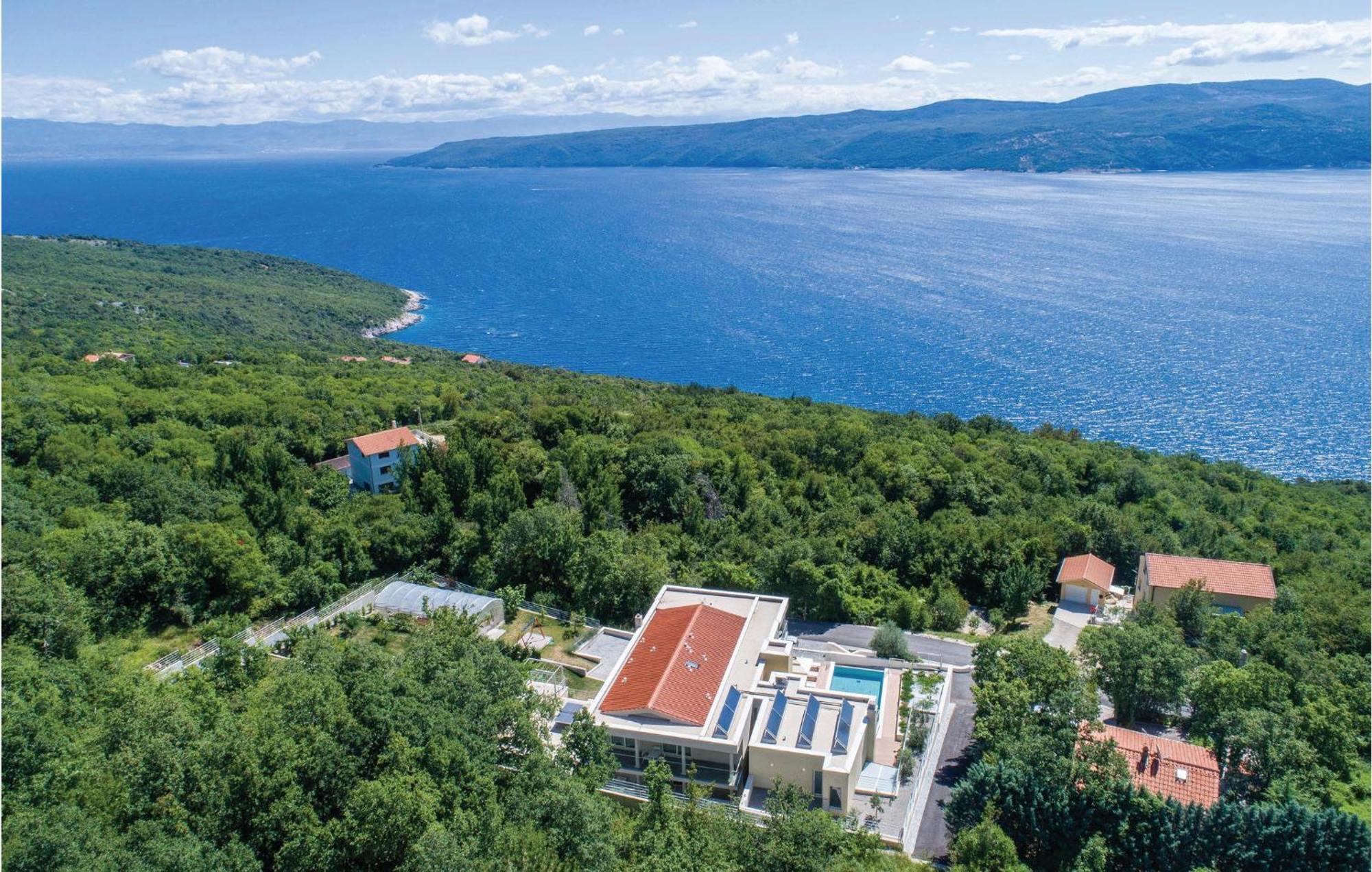 Nice Apartment In Plomin With Jacuzzi Luaran gambar